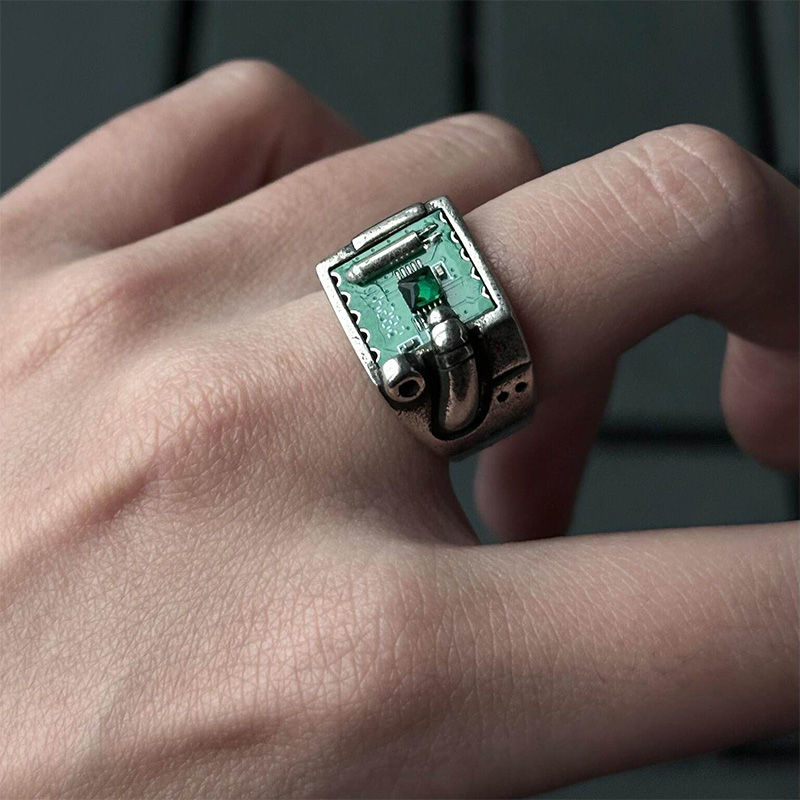 Tech-inspirierter Ring mit PCB – Tech Accessories Industry Bewertung und Preis