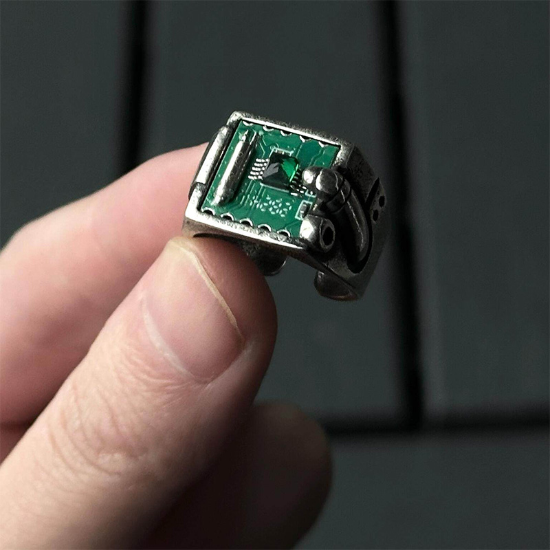 Tech-inspirierter Ring mit PCB – Tech Accessories Industry Bewertung und Preis